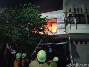 Kios Buah di Cirebon Kebakaran, 4 Mobil Damkar Dikerahkan Kios Buah di Cirebon Kebakaran, 4 Mobil Damkar Dikerahkan