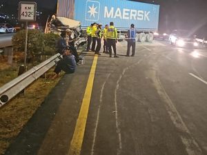 Laka Beruntun di Tol Gayamsari Semarang, 8 Orang Terluka