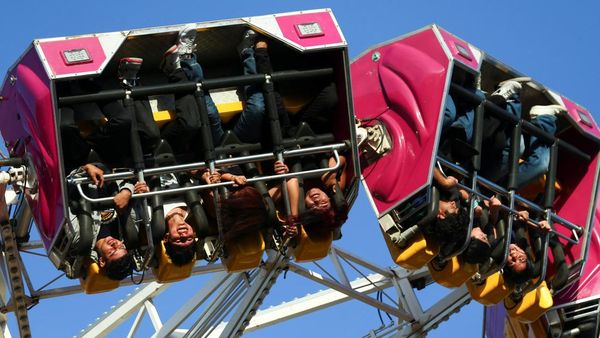 Keseruan Warga San Salvador Nikmati Wahana di Festival Tahunan