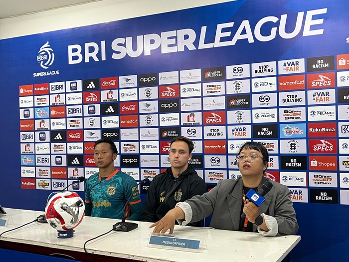 Pelatih Bhayangkara Presisi Lampung Paul Munster melakukan konferensi pers setelah kekalahan dari Borneo FC di pertandingan pertama Super League 2025/2026.