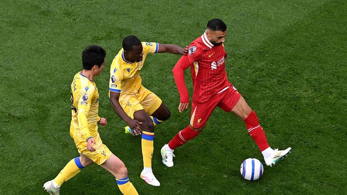LIVERPOOL, ENGLAND - MAY 25: (THE SUN OUT. THE SUN ON SUNDAY OUT) Mohamed Salah of Liverpool is challenged by Tyrick Mitchell and Daichi Kamada of Crystal Palace during the Premier League match between Liverpool FC and Crystal Palace FC at Anfield on May 25, 2025 in Liverpool, England. (Photo by Liverpool FC/Liverpool FC via Getty Images)