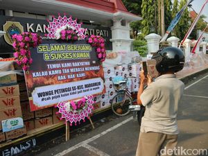 Depan Kantor Bupati Pati Penuh Donasi buat Demo, Ada Karangan Bunga Depan Kantor Bupati Pati Penuh Donasi buat Demo, Ada Karangan Bunga