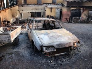 Mobil-mobil Hangus Akibat Kebakaran Hutan di Prancis Selatan