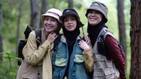 Serunya... Natasha Rizki Mendaki Gunung Batur Bareng Dian Ayu dan Ratna Galih