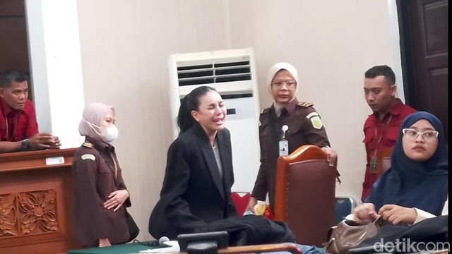 Update Informasi Selebriti InsertLive : Heboh soal Sidang Kasus Nikita Mirzani, Hotman Paris: Fokus Sama Dakwaan