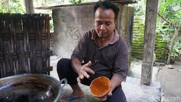 Potret Zakir Warlok Lombok Mengolah Gula Aren