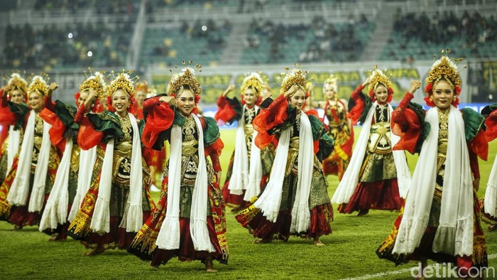 Potret Semarak Pembukaan Super League 2025/2026 Sejumlah penari menyemarakkan pembukaan ajang BRI Super League di Stadion Gelora Bung Tomo, Surabaya, Jumat (8/8/2025).