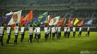 Sebanyak 18 bendera klub peserta dikibarkan sebagai simbol partisipasi dalam kompetisi kasta tertinggi Indonesia musim ini.