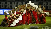 Tari-tarian khas daerah seperti tari remo dari Surabaya dan tari gandrung dari Banyuwangi ditampilkan dengan penuh semangat.