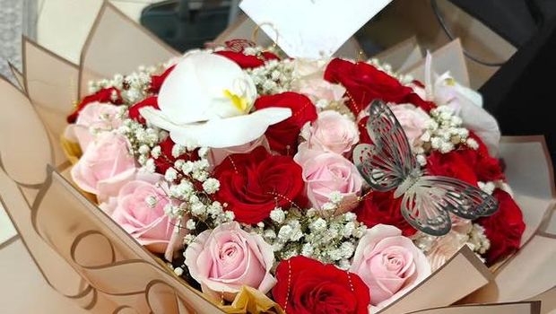 Potret Tasya Kamila Dapat Buket Bunga dari Suami