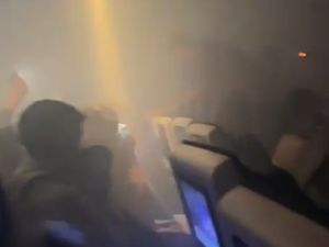 Momen Penumpang Panik saat Power Bank Keluarkan Asap di Dalam Pesawat Momen Penumpang Panik saat Power Bank Keluarkan Asap di Dalam Pesawat