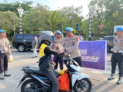 Propam Polda Riau Turun ke Jalan, Bagikan Bansos ke Warga