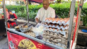 Puas Jajan Martabak Semok hingga Bacimut Pizza Viral di Stasiun Tebet
