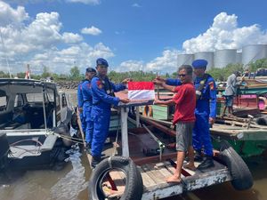 Polisi Kibarkan Merah Putih di Lautan Dumai Sambut HUT ke-80 RI