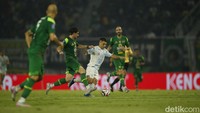 Selepas restart, permainan masih alot. Meski begitu, kedua kesebelasan saling mematahkan serangan lawan.