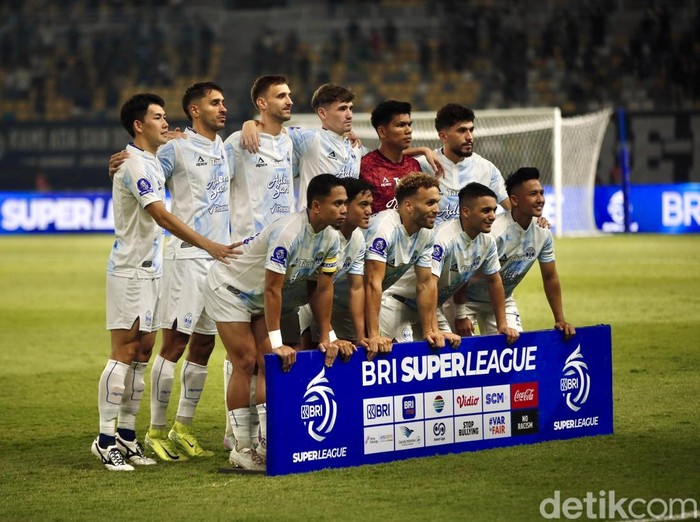 Tim promosi PSIM Yogyakarta sukses mempecundangi tuan rumah Persebaya Surabaya 1-0. Laga Super League 2025/2026 antara Persebaya vs PSIM berlangsung di Stadion Gelora Bung Tomo, Surabaya, Jumat (8/8/2025) malam WIB. Bajul Ijo kalah setelah Laskar Mataram menciptakan gol kemenangan di injury time.