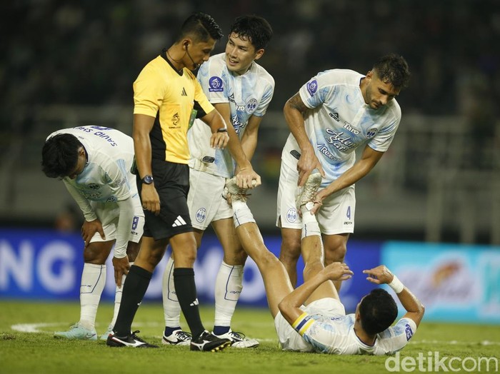 Tim promosi PSIM Yogyakarta sukses mempecundangi tuan rumah Persebaya Surabaya 1-0. Laga Super League 2025/2026 antara Persebaya vs PSIM berlangsung di Stadion Gelora Bung Tomo, Surabaya, Jumat (8/8/2025) malam WIB. Bajul Ijo kalah setelah Laskar Mataram menciptakan gol kemenangan di injury time.