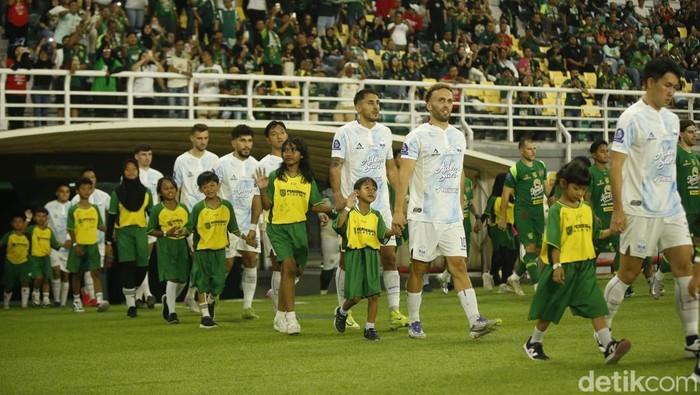 Tim promosi PSIM Yogyakarta sukses mempecundangi tuan rumah Persebaya Surabaya 1-0. Laga Super League 2025/2026 antara Persebaya vs PSIM berlangsung di Stadion Gelora Bung Tomo, Surabaya, Jumat (8/8/2025) malam WIB. Bajul Ijo kalah setelah Laskar Mataram menciptakan gol kemenangan di injury time.
