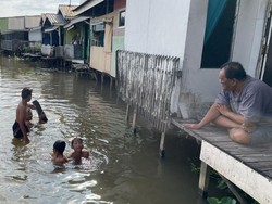 Nasib Warga yang Terisolasi Imbas Ambruknya Titian Kampung Hijau