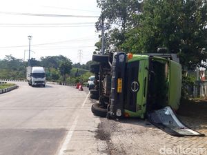 Truk Muatan 12 Ton Biji Plastik Terguling di Kalikiring Boyolali Truk Muatan 12 Ton Biji Plastik Terguling di Kalikiring Boyolali