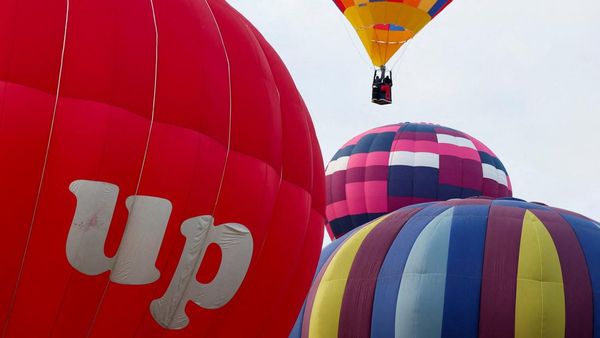 Warna-warni Balon Udara Hiasi Langit Inggris