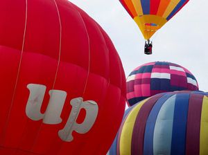 Warna-warni Balon Udara Hiasi Langit Inggris Warna-warni Balon Udara Hiasi Langit Inggris