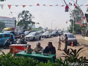 Warung Jadi Rest Area Dadakan di Tengah Macet-macetan TB Simpatupang Warung Jadi Rest Area Dadakan di Tengah Macet-macetan TB Simpatupang