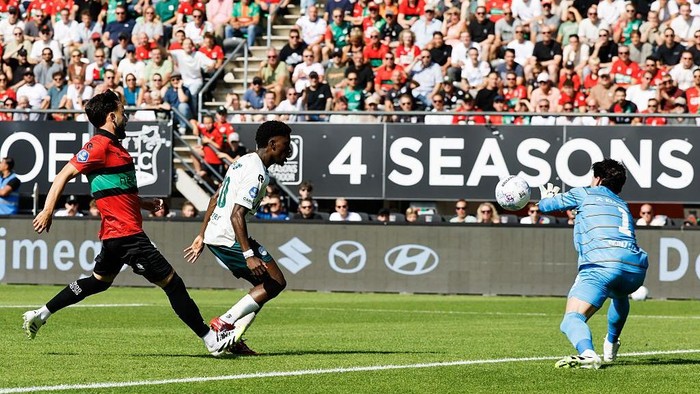 NIJMEGEN - Calvin Verdonk of NEC Nijmegen, Rick Meissen of Excelsior Rotterdam, and NEC Nijmegen goalkeeper Gonzalo Crettaz (l-r) during the Dutch Eredivisie match between NEC Nijmegen and NAC Breda at De Goffert on August 24, 2025, in Nijmegen, Netherlands. ANP VINCENT JANNINK (Photo by ANP via Getty Images)