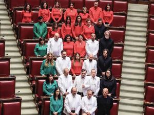 Video: Anggota Parlemen Italia Bentuk Formasi Bendera Palestina saat Sidang