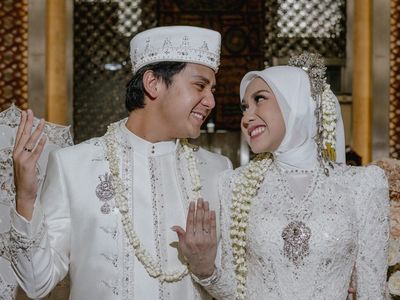 7 Gaya Arbani Yasiz Resmi Nikahi Raissa Ramadhani, Romantis Pamer Cincin