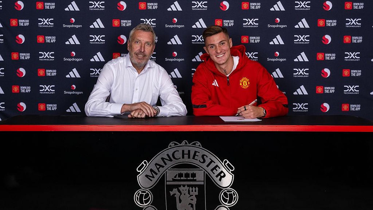 Sesko (kanan) resmi bergabung dengan MU. Foto: Manchester United via Getty Imag/Manchester United