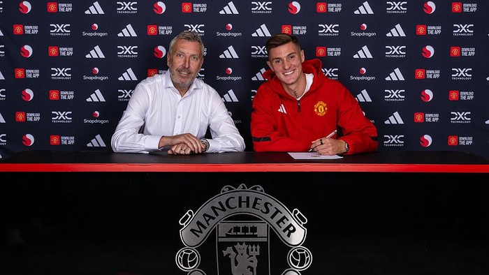 MANCHESTER, ENGLAND - AUGUST 09: (EXCLUSIVE COVERAGE) Benjamin Sesko of Manchester United poses with Director of Football Jason Wilcox after signing for the club at Carrington Training Ground on August 09, 2025 in Manchester, England. (Photo by Manchester United/Manchester United via Getty Images)