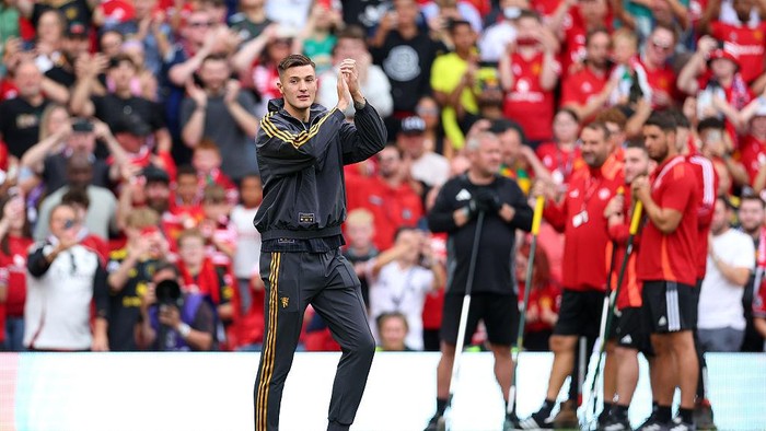 Benjamin Sesko MANCHESTER, ENGLAND - AUGUST 09: Benjamin Sesko of Manchester United acknowledges the fans, as he is unveiled to the fans after signing for the team, prior to the pre-season friendly match between Manchester United and ACF Fiorentina at Old Trafford on August 09, 2025 in Manchester, England. (Photo by Molly Darlington/Getty Images)