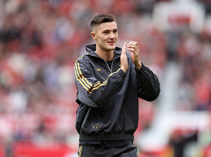 MANCHESTER, ENGLAND - AUGUST 09: Benjamin Sesko of Manchester United acknowledges the fans, as he is unveiled to the fans after signing for the team, prior to the pre-season friendly match between Manchester United and ACF Fiorentina at Old Trafford on August 09, 2025 in Manchester, England. (Photo by Matt McNulty/Getty Images)