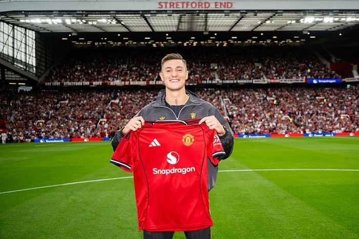 Benjamin Sesko MANCHESTER, ENGLAND - AUGUST 9: New Manchester United signing Benjamin Sesko poses with a team shirt prior to the pre-season friendly match between Manchester United and ACF Fiorentina at Old Trafford on August 9, 2025 in Manchester, England. (Photo by Ash Donelon/Manchester United via Getty Images)