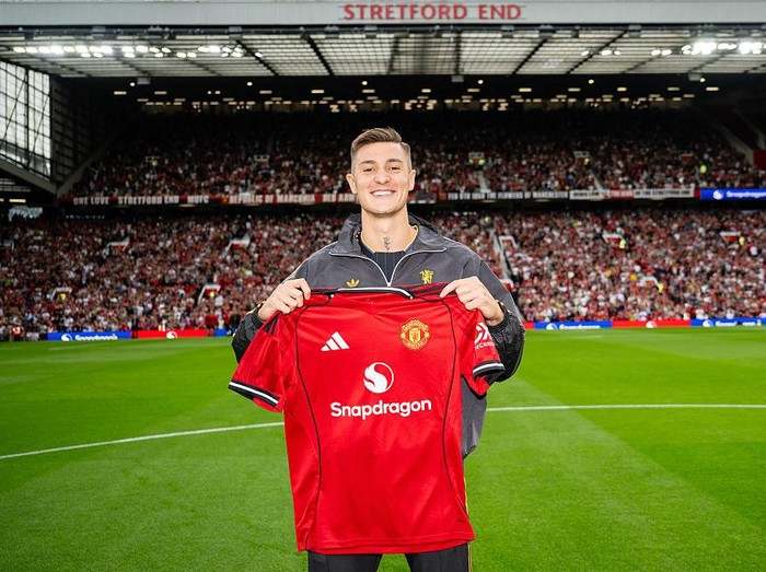 MANCHESTER, ENGLAND - AUGUST 9:   New Manchester United signing Benjamin Sesko poses with a team shirt prior to the pre-season friendly match between Manchester United and ACF Fiorentina at Old Trafford on August 9, 2025 in Manchester, England. (Photo by Ash Donelon/Manchester United via Getty Images)