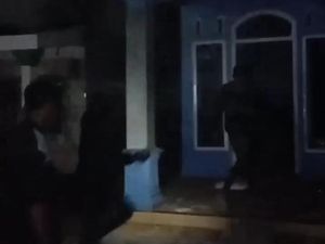 Rumah Terduga Pembunuh Bocah 7 Tahun di Pasuruan Dirusak Warga Rumah Terduga Pembunuh Bocah 7 Tahun di Pasuruan Dirusak Warga