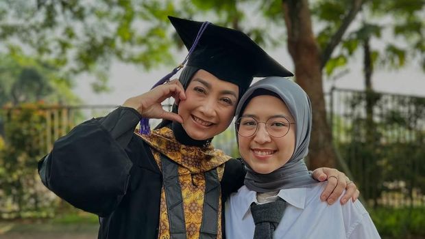 Desy Ratnasari lulus S3