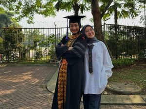 Potret Desy Ratnasari Semringah Lulus S3 di Usia 52 Tahun Potret Desy Ratnasari Semringah Lulus S3 di Usia 52 Tahun