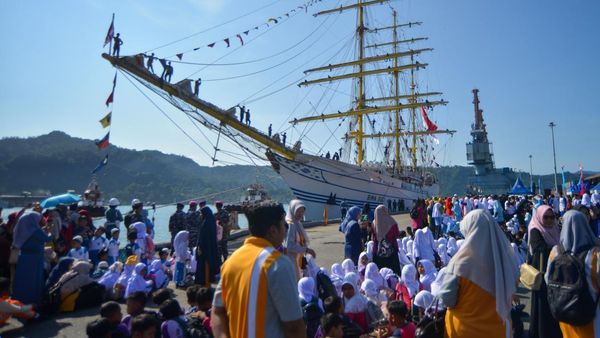 Disambut Hangat Warga, KRI Bima Suci Singgah di Padang