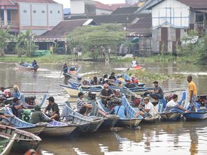 Gotong Royong di Atas Perahu, Warga Bersihkan Sungai Karang Mumus dari Sampah