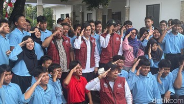 Gus Ipul-Sri Mulyani ke Sekolah Rakyat di Jaksel, Dengar Cerita Unik Siswa