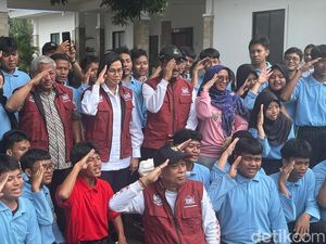 Gus Ipul-Sri Mulyani ke Sekolah Rakyat di Jaksel, Dengar Cerita Unik Siswa