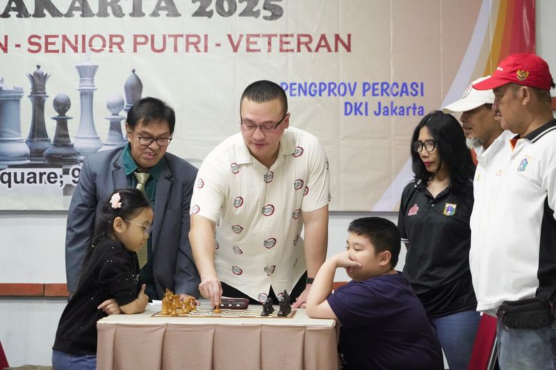 Ketua Percasi DKI Jakarta Yang Juga Anggota DPRD DKI Jakarta Hardiyanto Kenneth Memberikan Keterangan Kepada Media Di Kejurda Catur Yang Di Selenggarakan Di Tamini Square.