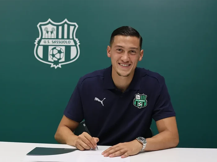 Jay Idzes akhirnya meninggalkan Venezia. Dia berlabuh ke Sassuolo dan menandakan Idzes musim ini masih tampil di Serie A Italia.