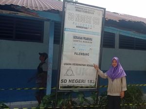 Plafon Jebol, Sejumlah Ruang Kelas di SD Negeri 183 Palembang Tak Layak Pakai Plafon Jebol, Sejumlah Ruang Kelas di SD Negeri 183 Palembang Tak Layak Pakai