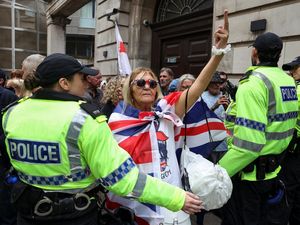 Liverpool Bergolak, Polisi Siaga Hadapi Gelombang Demonstran Anti-Imigrasi