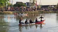 Serunya Lomba Perahu Dayung di Gresik