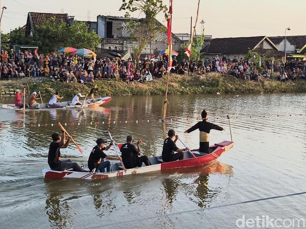 Serunya Lomba Perahu Dayung di Gresik