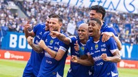 Sejumlah pesepak bola Persib Bandung berselebrasi usai mencetak gol melawan Semen Padang saat pertandingan BRI Super League 2025 di Stadion Gelora Bandung Lautan Api (GBLA), Bandung, Jawa Barat, Sabtu (9/8/2025). ANTARA FOTO/Novrian Arbi
